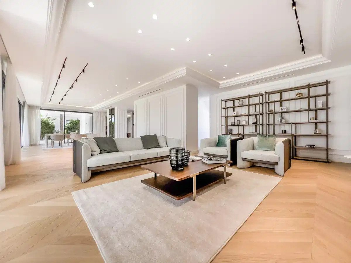 6-Bedroom, 6-Bathroom Luxury Villa in Lomas de Marbella Club with Panoramic Sea Views