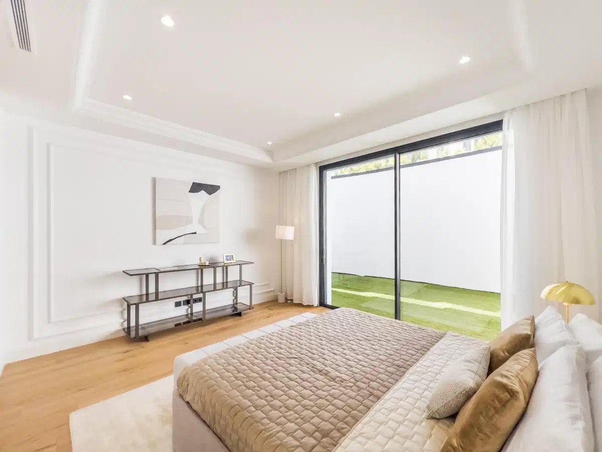 6-Bedroom, 6-Bathroom Luxury Villa in Lomas de Marbella Club with Panoramic Sea Views