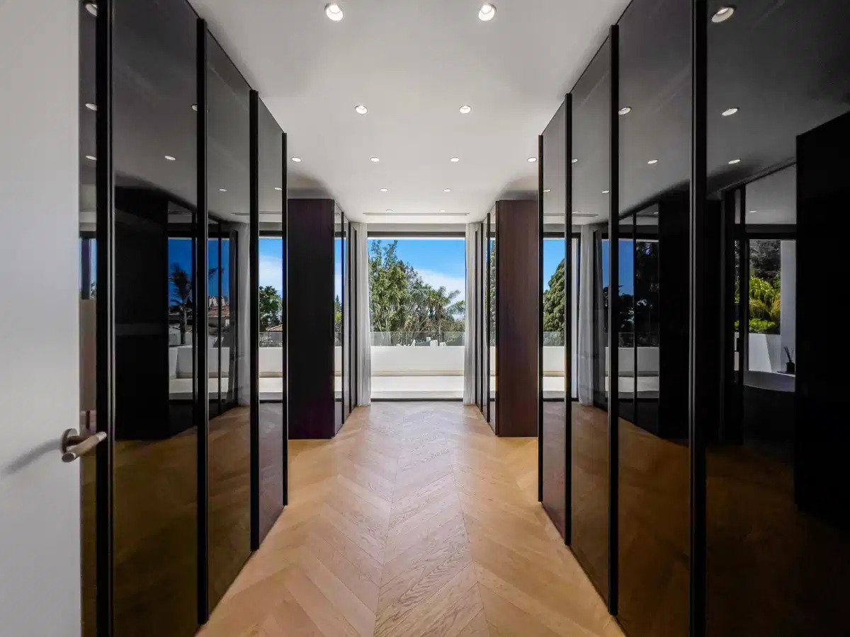 6-Bedroom, 6-Bathroom Luxury Villa in Lomas de Marbella Club with Panoramic Sea Views