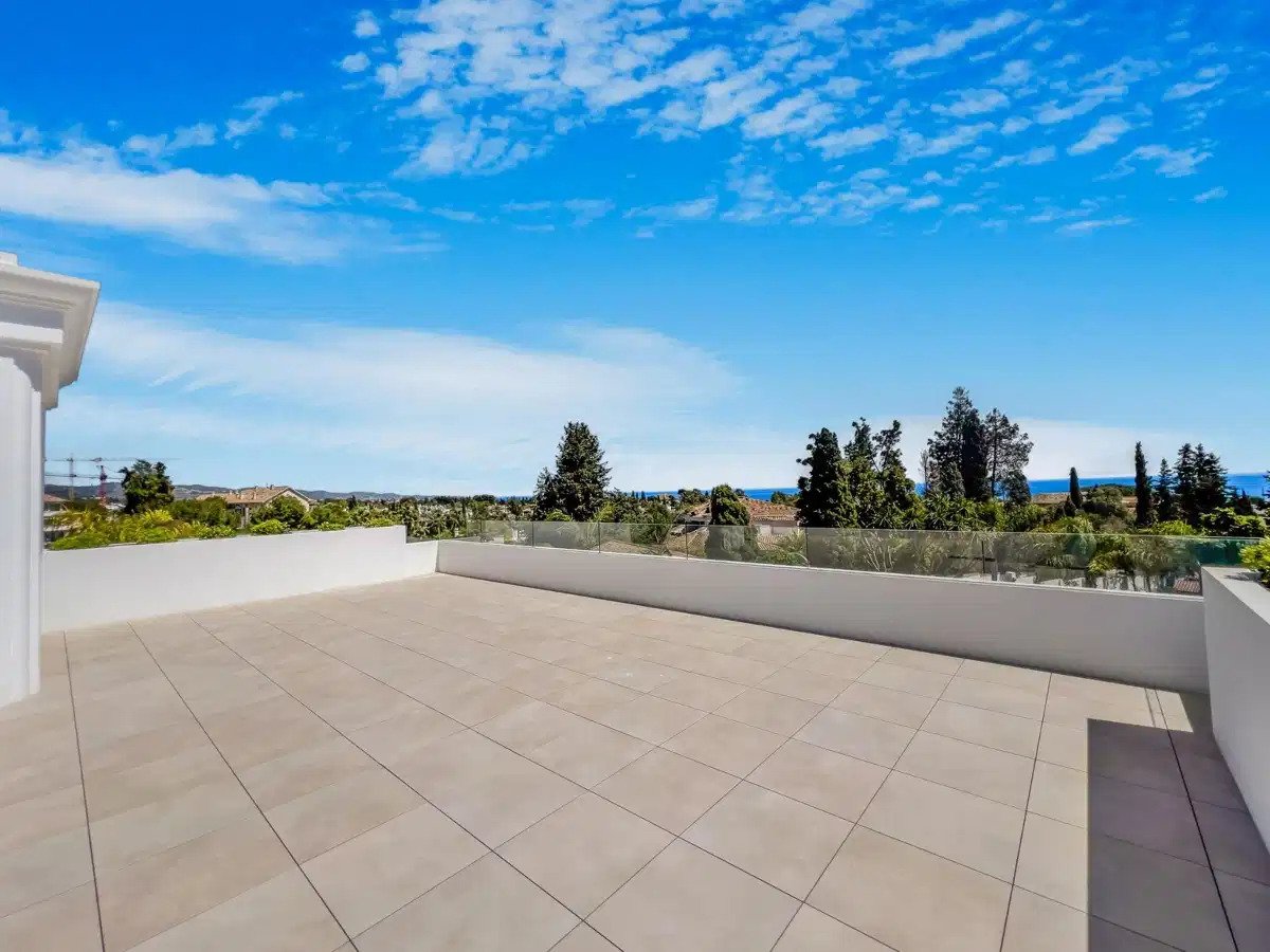 6-Bedroom, 6-Bathroom Luxury Villa in Lomas de Marbella Club with Panoramic Sea Views