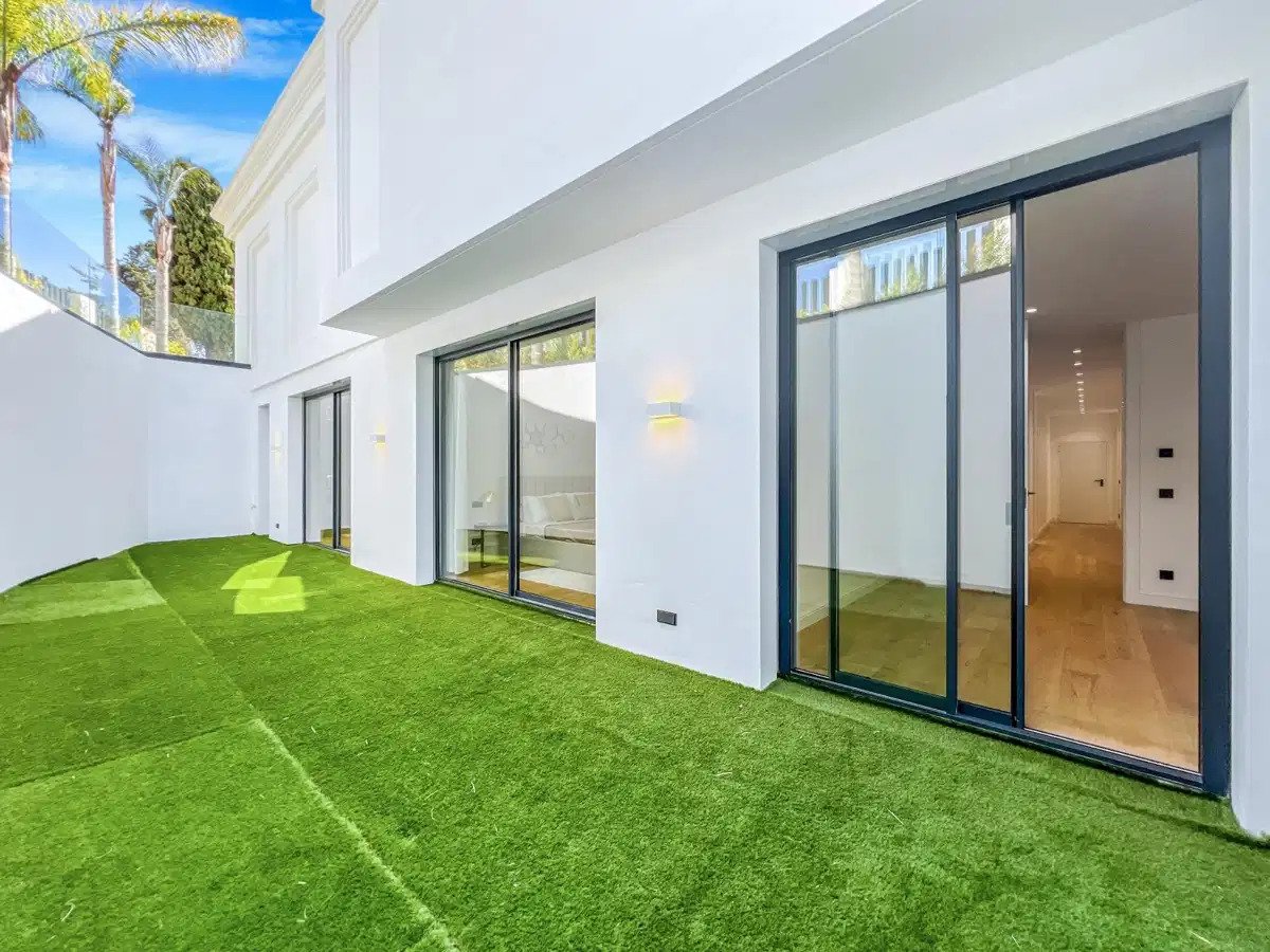 6-Bedroom, 6-Bathroom Luxury Villa in Lomas de Marbella Club with Panoramic Sea Views