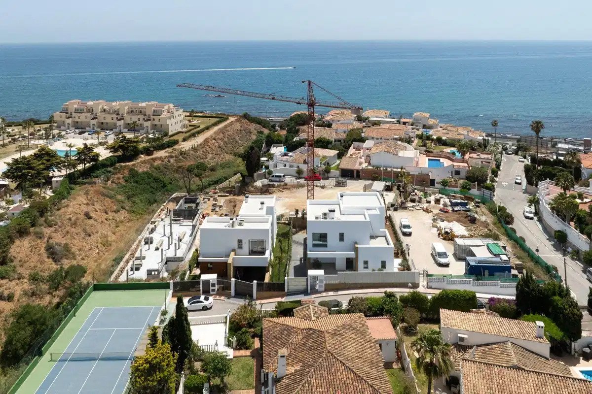 4-Bedroom, 3-Bathroom Villa with Private Pool and Sea Views in Las Farolas, Mijas Costa