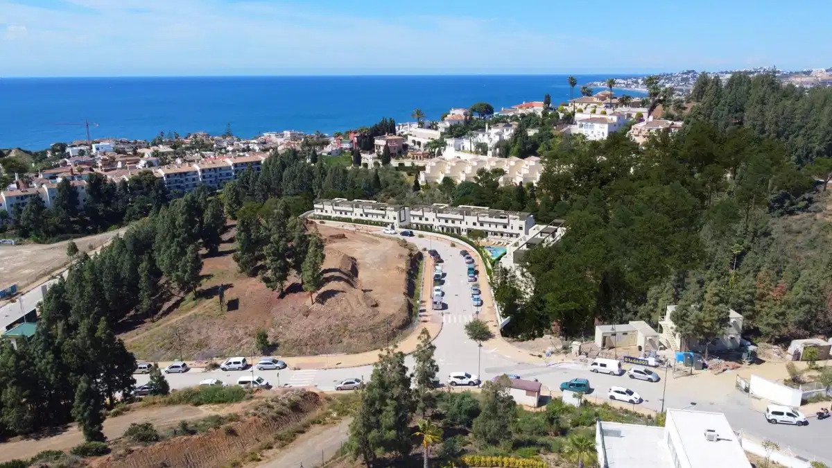 3-Bedroom, 2-Bathroom Modern Townhouse with Rooftop Solarium and Sea Views in El Chaparral Mijas