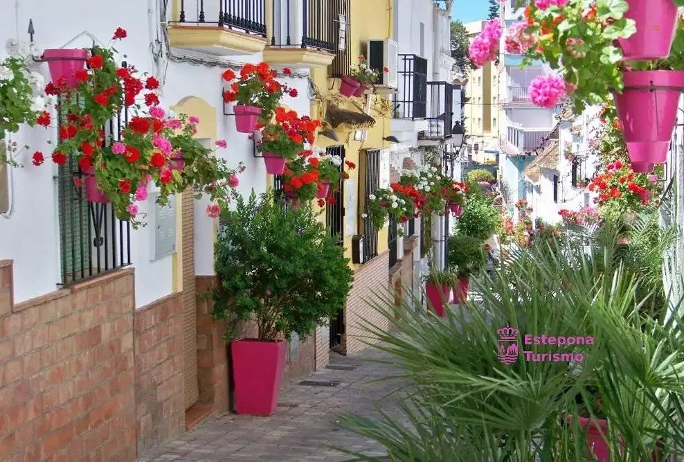 3-Bedroom, 2-Bathroom Modern Penthouse with Terrace and Amenities in Estepona