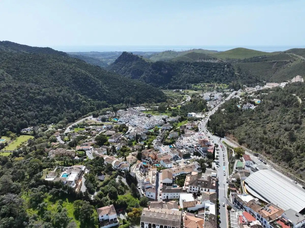 2-Bedroom, 2-Bathroom Apartment with Rooftop Pool and Mountain Views in Central Benahavís