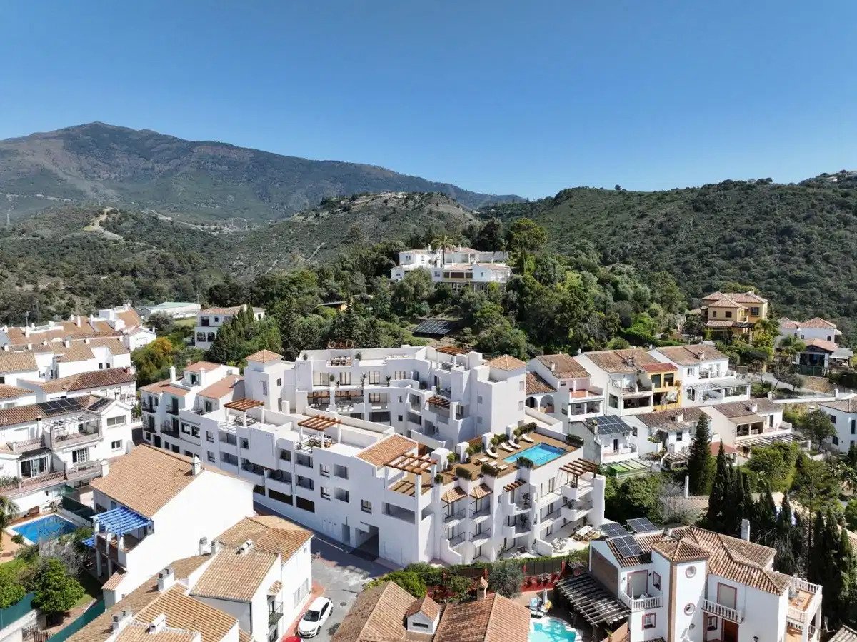 2-Bedroom, 2-Bathroom Apartment with Rooftop Pool and Mountain Views in Central Benahavís