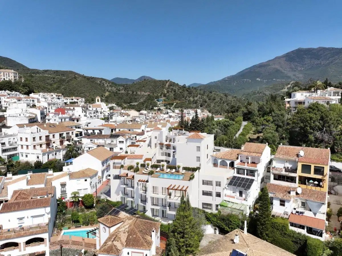 2-Bedroom, 2-Bathroom Apartment with Rooftop Pool and Mountain Views in Central Benahavís