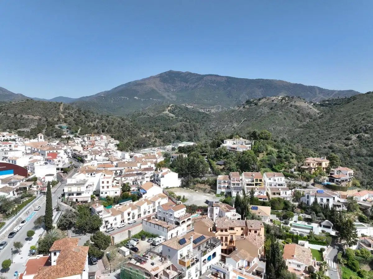 2-Bedroom, 2-Bathroom Apartment with Rooftop Pool and Mountain Views in Central Benahavís
