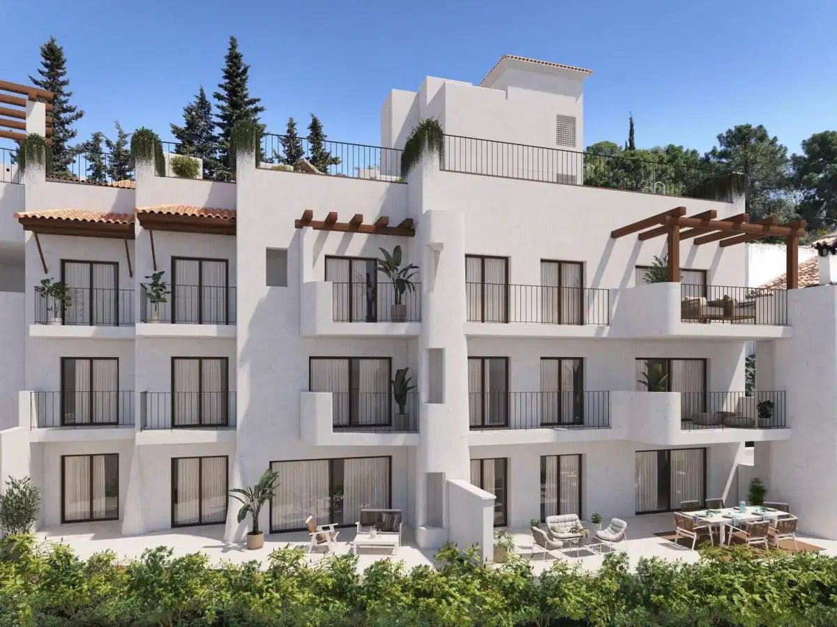 2-Bedroom, 2-Bathroom Apartment with Rooftop Pool and Mountain Views in Central Benahavís