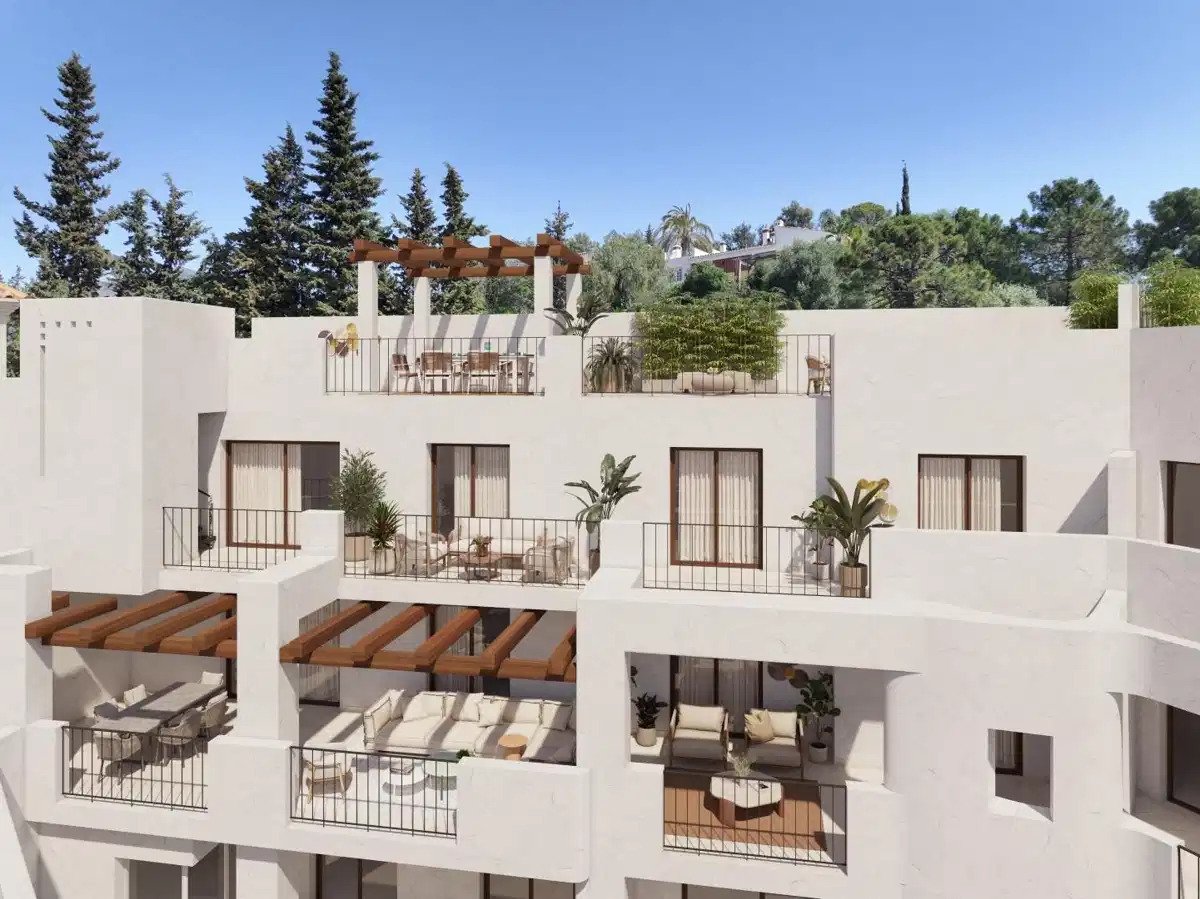 2-Bedroom, 2-Bathroom Apartment with Rooftop Pool and Mountain Views in Central Benahavís