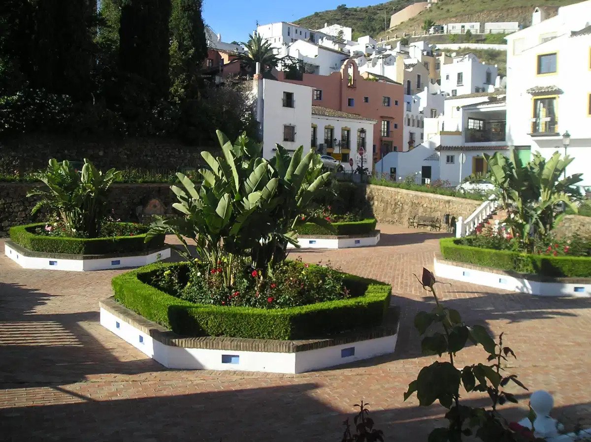 2-Bedroom, 2-Bathroom Apartment with Rooftop Pool and Mountain Views in Central Benahavís