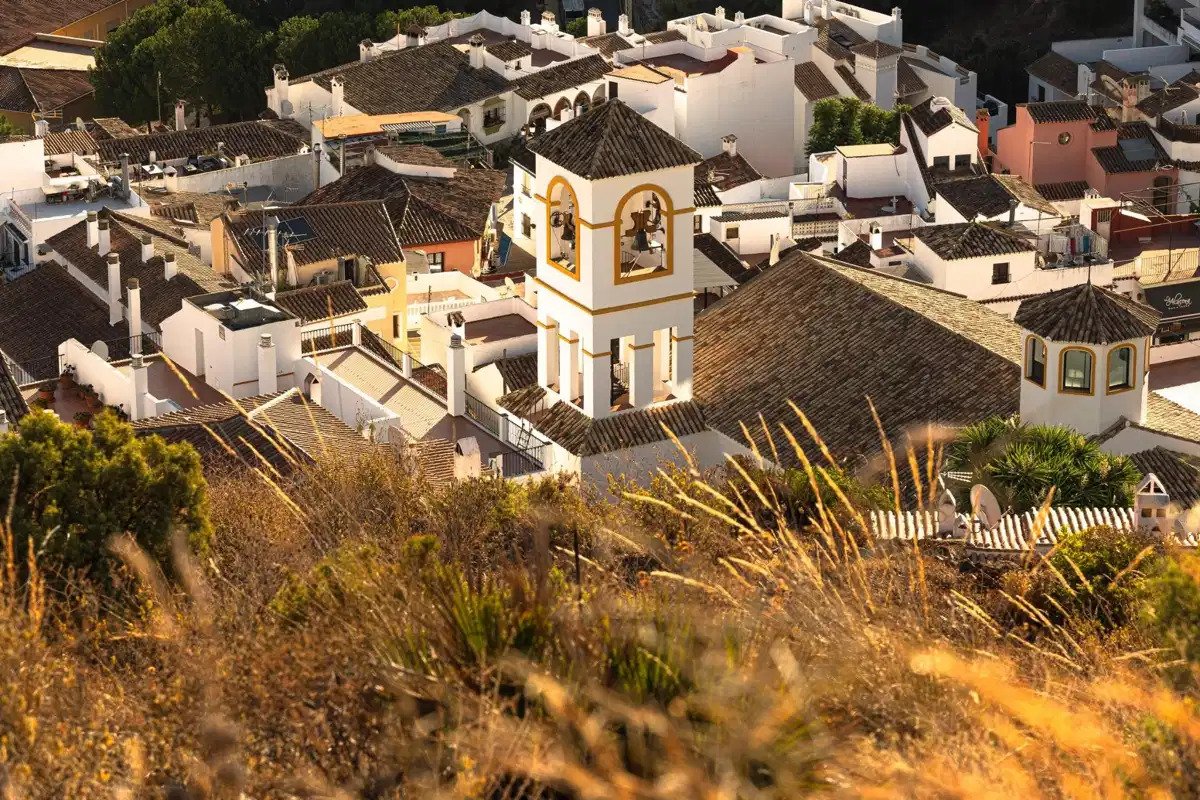 2-Bedroom, 2-Bathroom Apartment with Rooftop Pool and Mountain Views in Central Benahavís