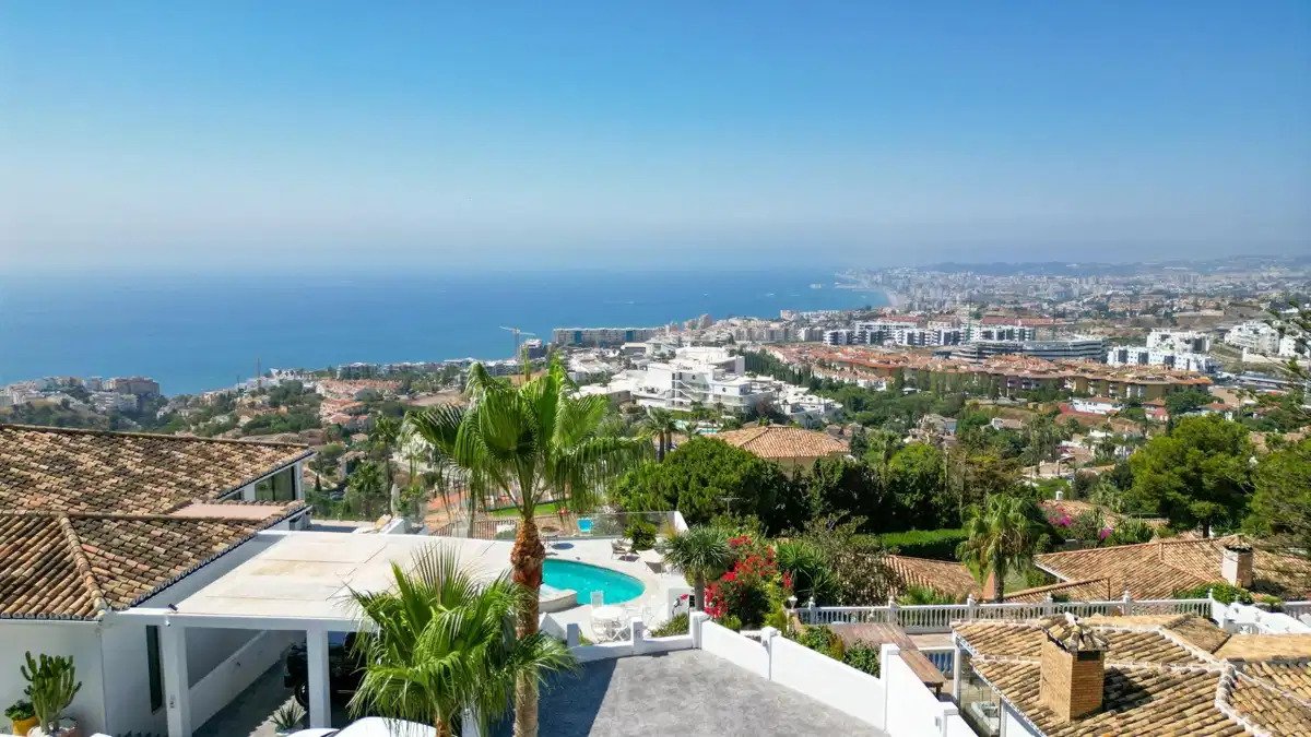4-Bedroom, 4-Bathroom Luxurious Villa with Panoramic Sea and Mountain Views in La Capellanía, Benalmádena