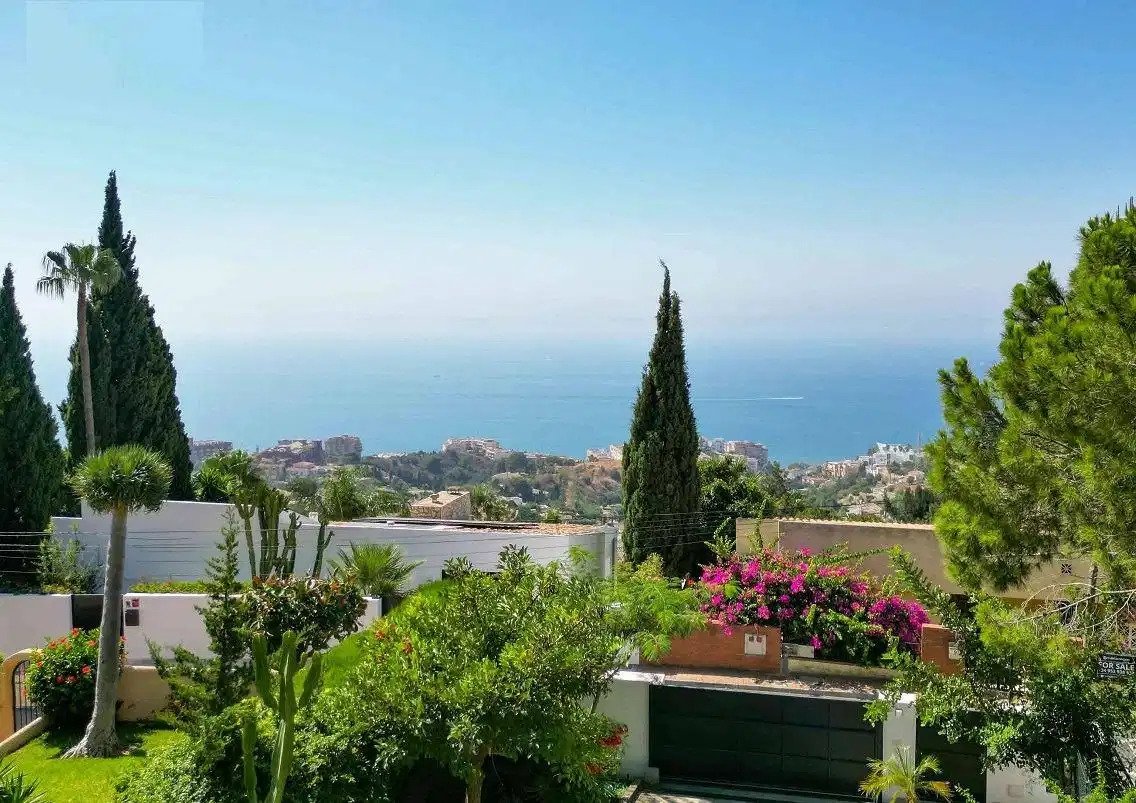 4-Bedroom, 4-Bathroom Luxurious Villa with Panoramic Sea and Mountain Views in La Capellanía, Benalmádena