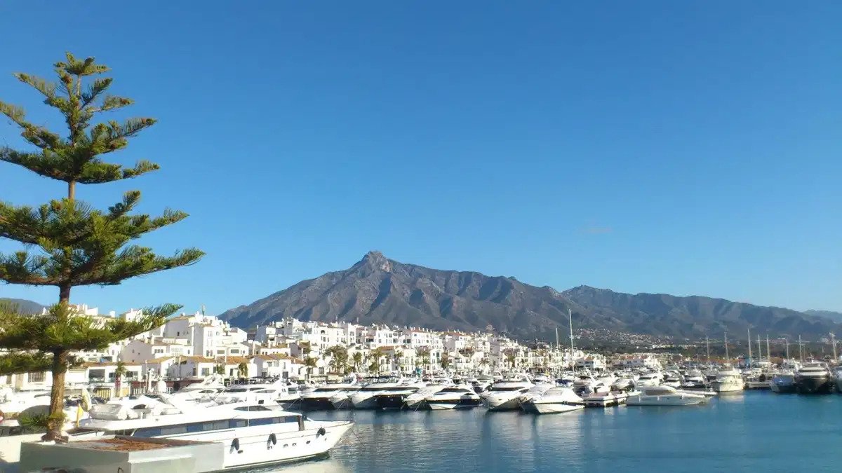 2-Bedroom, 2-Bathroom Apartment with Panoramic Sea and Mountain Views in Nueva Andalucía, Marbella
