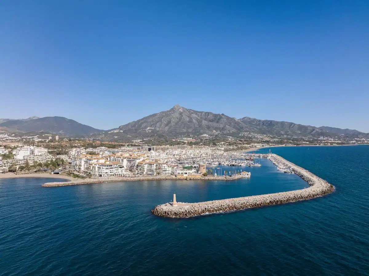 2-Bedroom, 2-Bathroom Apartment with Panoramic Sea and Mountain Views in Nueva Andalucía, Marbella