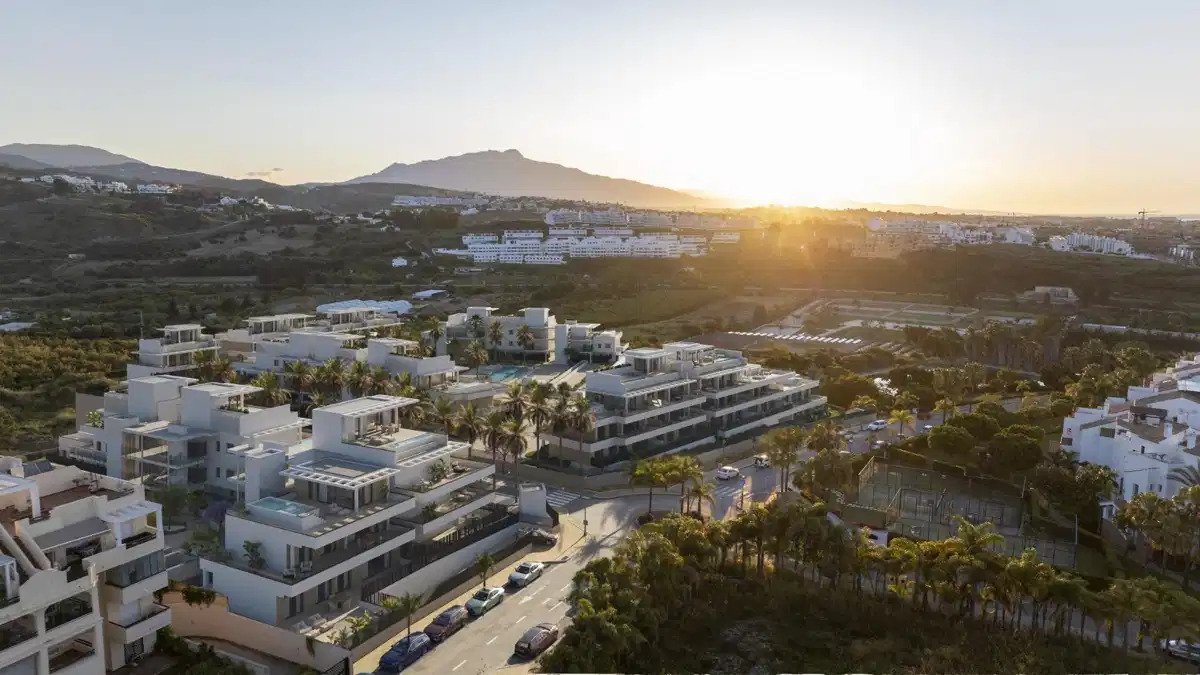 3-Bedroom, 3-Bathroom Penthouse with Sea or Mountain Views in Estepona
