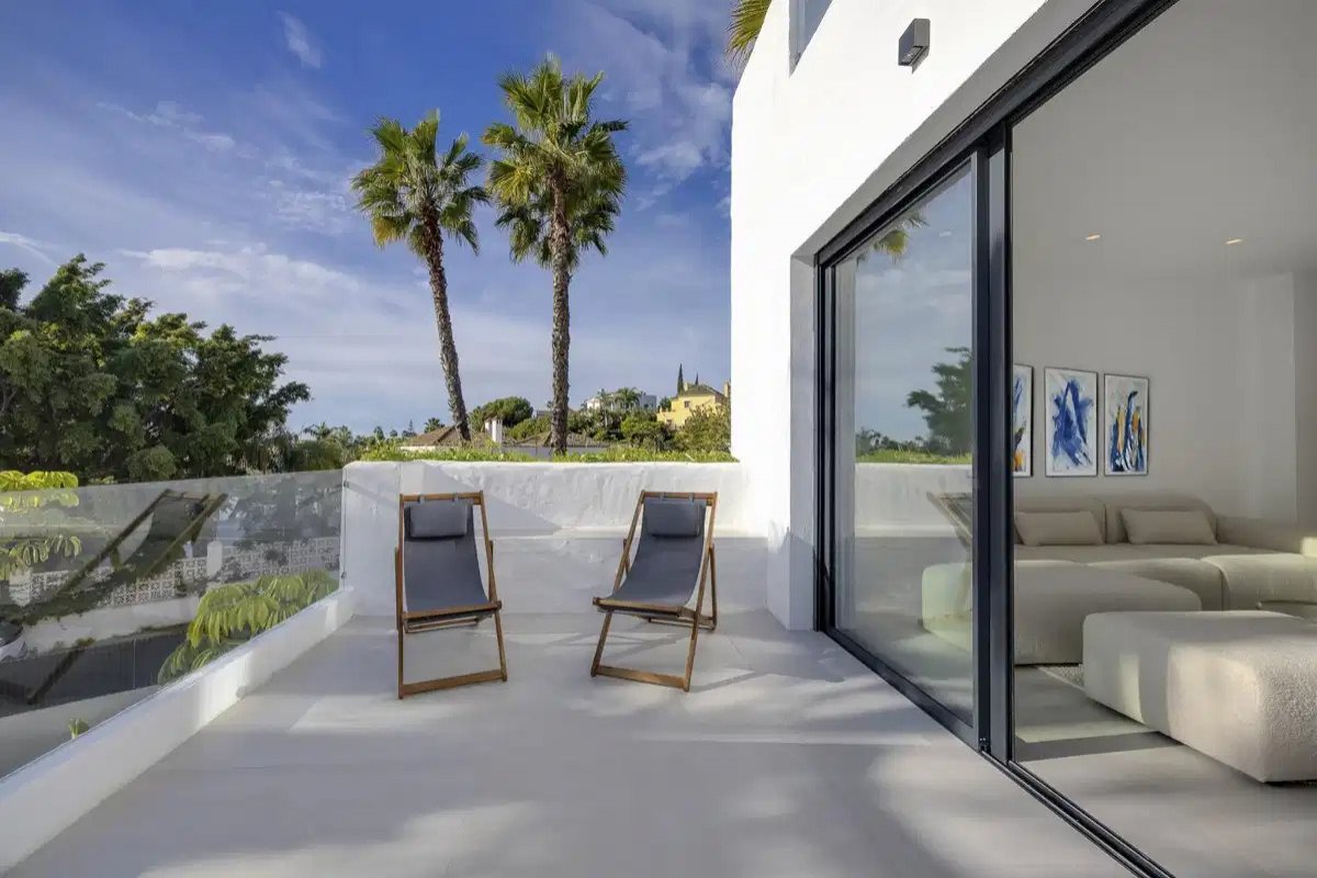 3-Bedroom, 2-Bathroom Luxury Duplex Penthouse in El Paraiso Estepona-Marbella Area