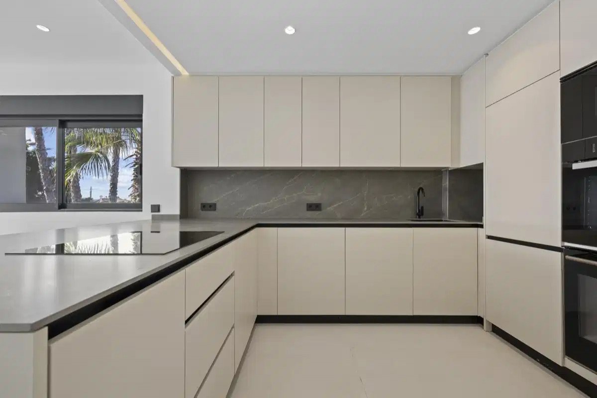 3-Bedroom, 2-Bathroom Luxury Duplex Penthouse in El Paraiso Estepona-Marbella Area