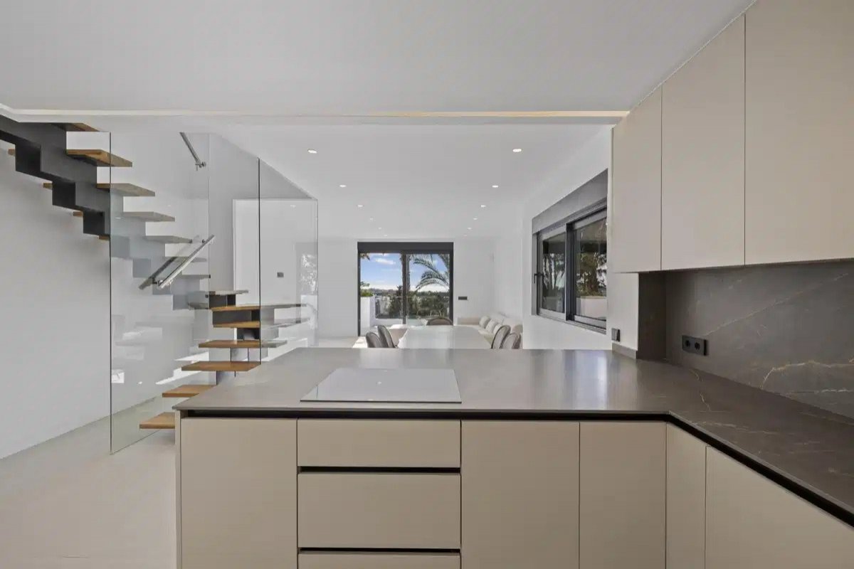 3-Bedroom, 2-Bathroom Luxury Duplex Penthouse in El Paraiso Estepona-Marbella Area