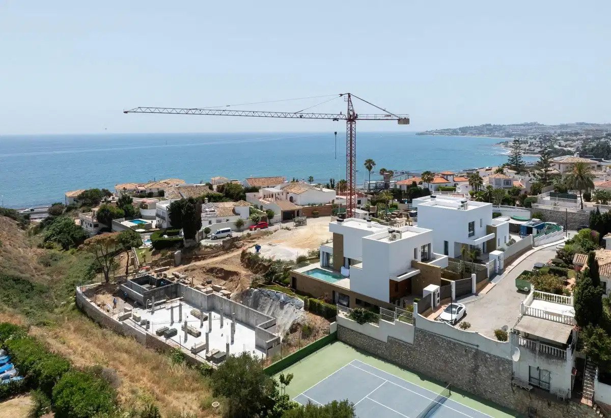 5-Bedroom, 7-Bathroom Luxury Villas with Sea and Mountain Views in Las Farolas, Mijas Costa