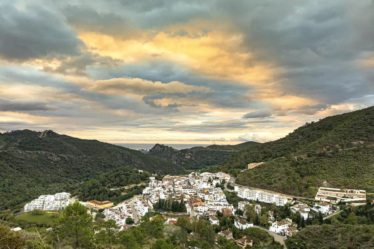 3-Bedroom, 2-Bathroom Penthouse with Panoramic Golf Valley Views in Benahavís