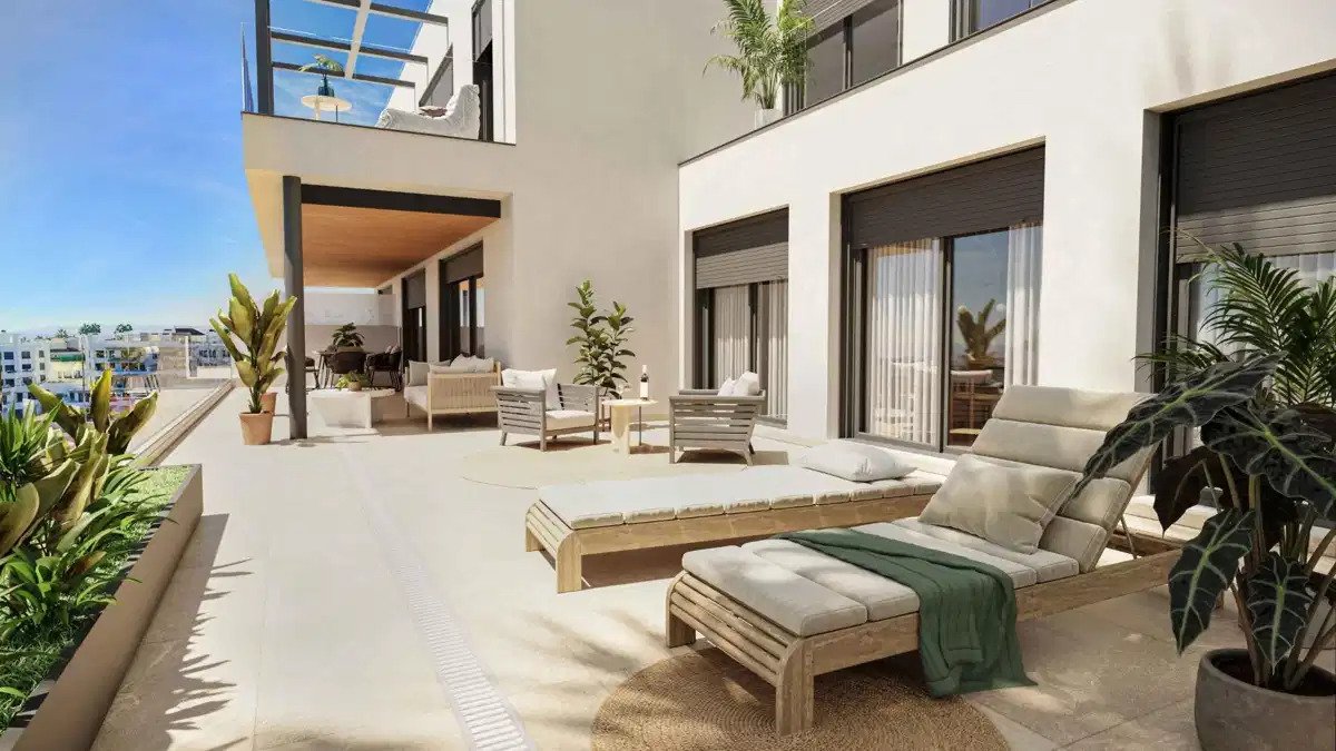 2-Bedroom, 2-Bathroom Penthouse with Sea Views and Luxury Amenities in Estepona