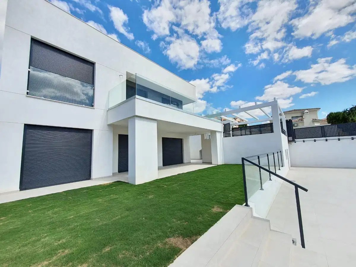 4-Bedroom, 3-Bathroom Modern Villa with Private Pool and Garden in La Duquesa, Manilva