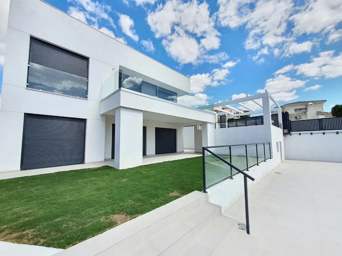 4-Bedroom, 3-Bathroom Modern Villa with Private Pool and Garden in La Duquesa, Manilva
