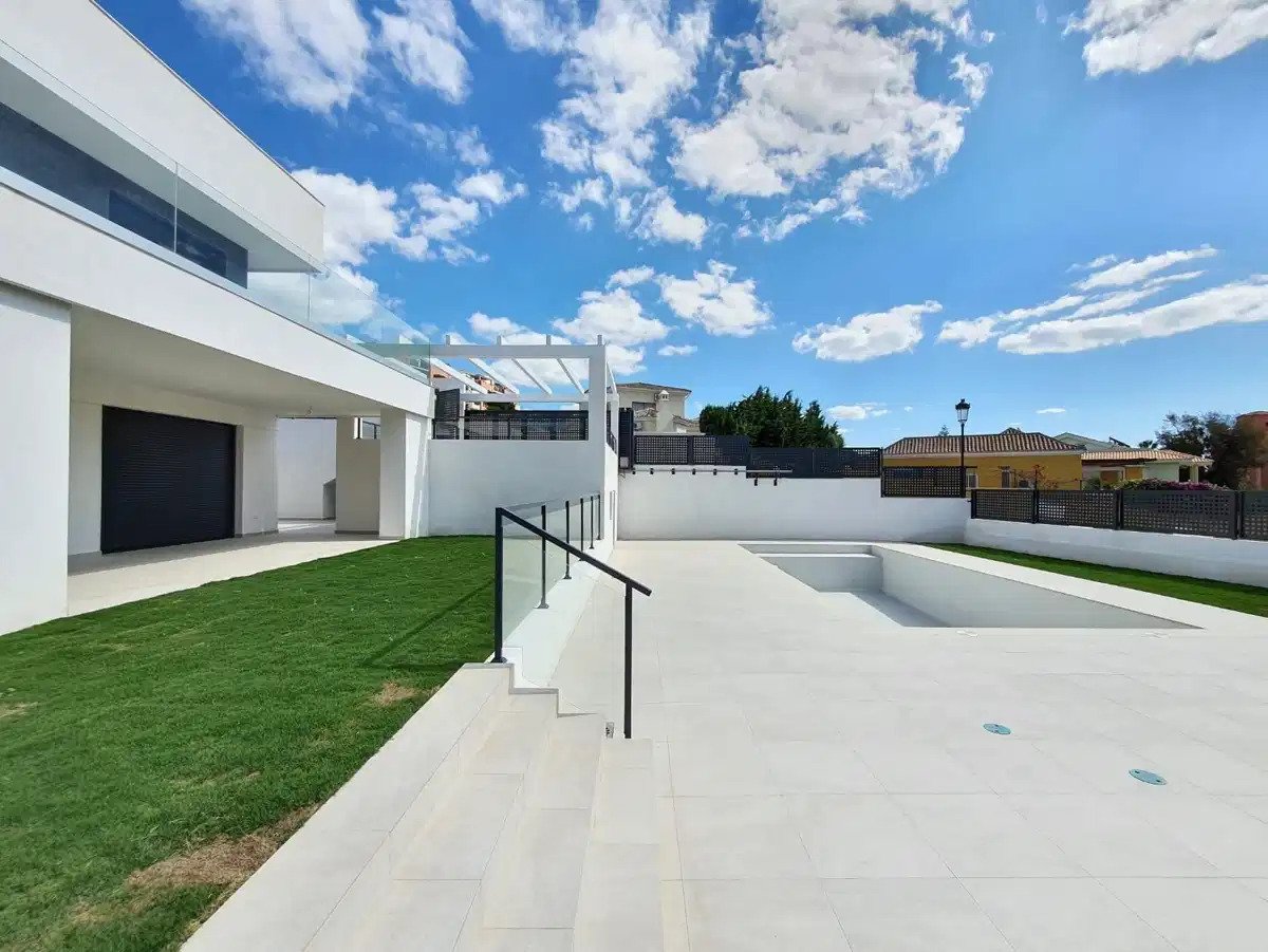 4-Bedroom, 3-Bathroom Modern Villa with Private Pool and Garden in La Duquesa, Manilva