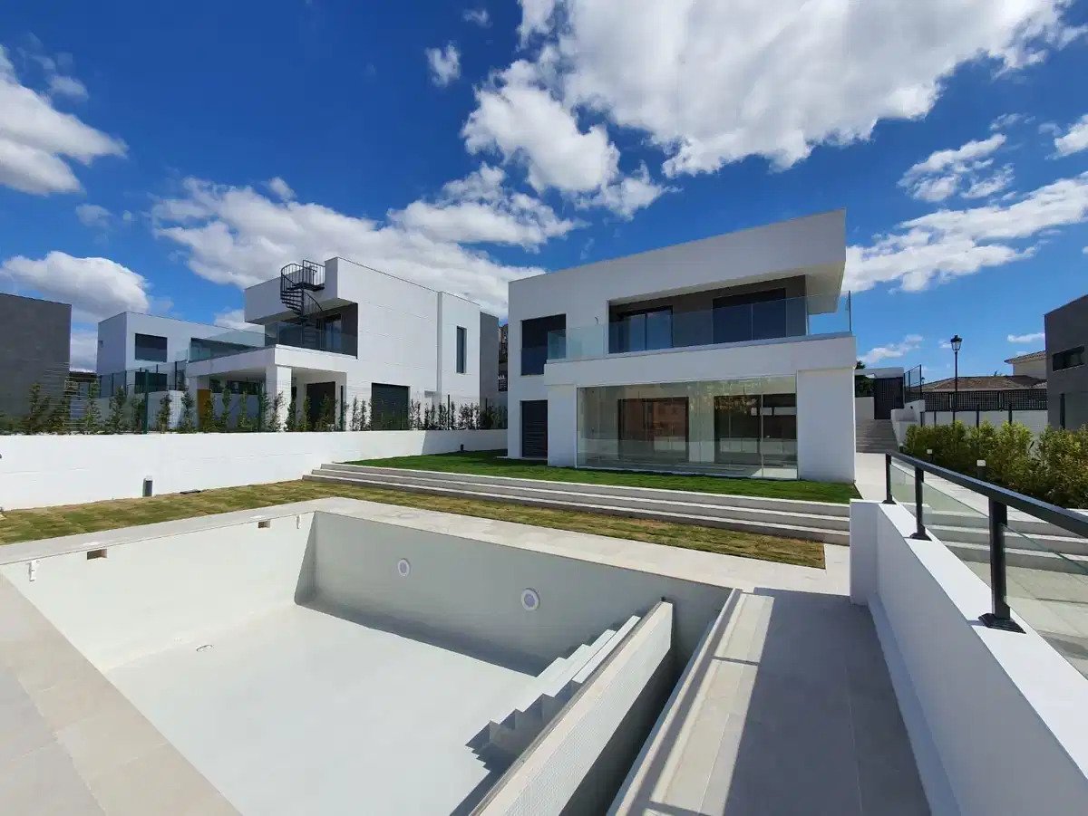 4-Bedroom, 3-Bathroom Modern Villa with Private Pool and Garden in La Duquesa, Manilva