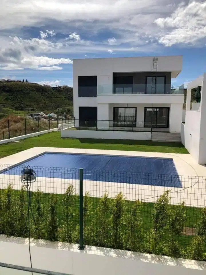4-Bedroom, 3-Bathroom Modern Villa with Private Pool and Garden in La Duquesa, Manilva