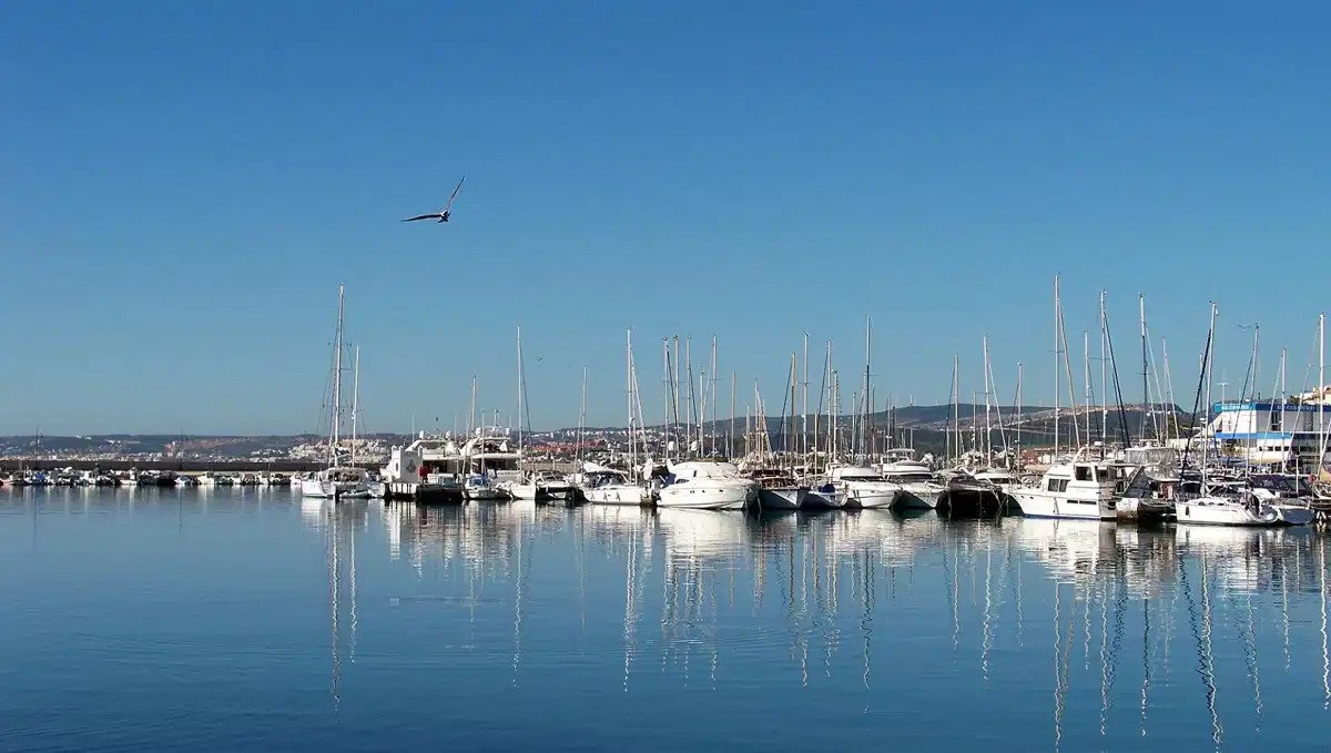 2-Bedroom, 2-Bathroom Apartment with Panoramic Golf and Sea Views in Estepona Golf