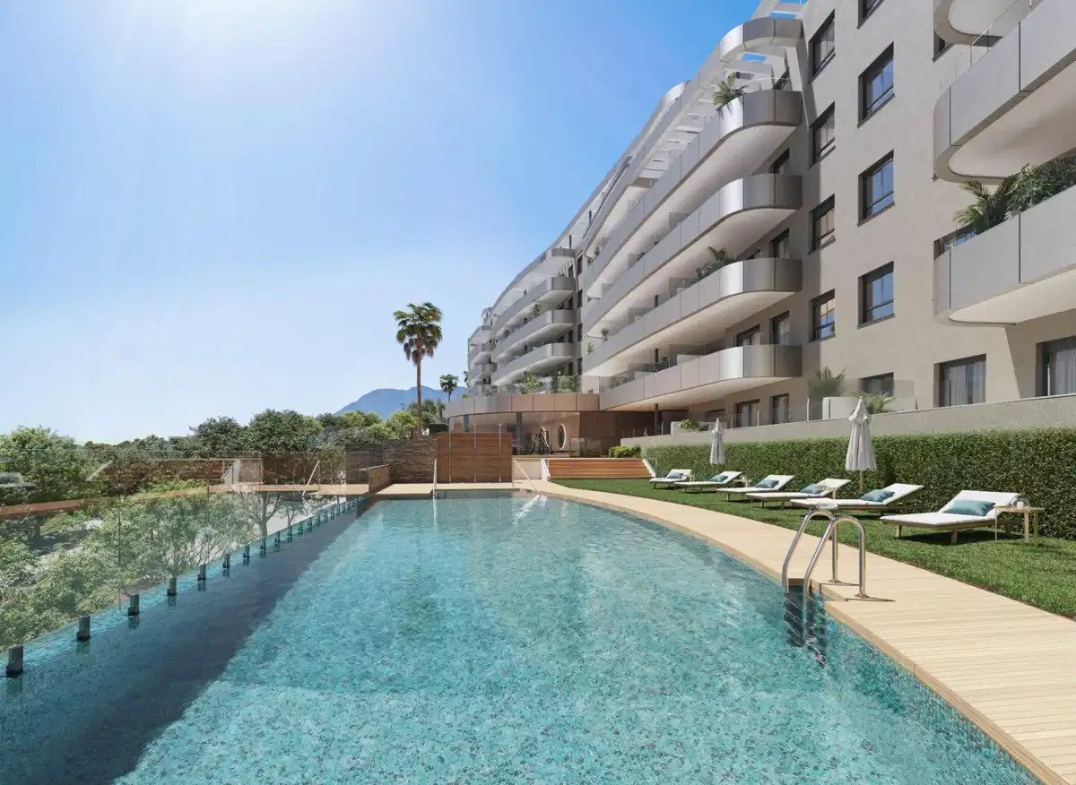 3-Bedroom, 2-Bathroom Apartment in Prestigious Torremolinos Complex with Panoramic Terraces