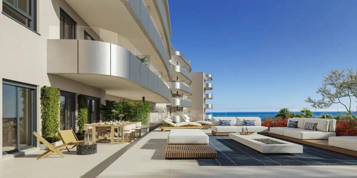 3-Bedroom, 2-Bathroom Apartment in Prestigious Torremolinos Complex with Panoramic Terraces