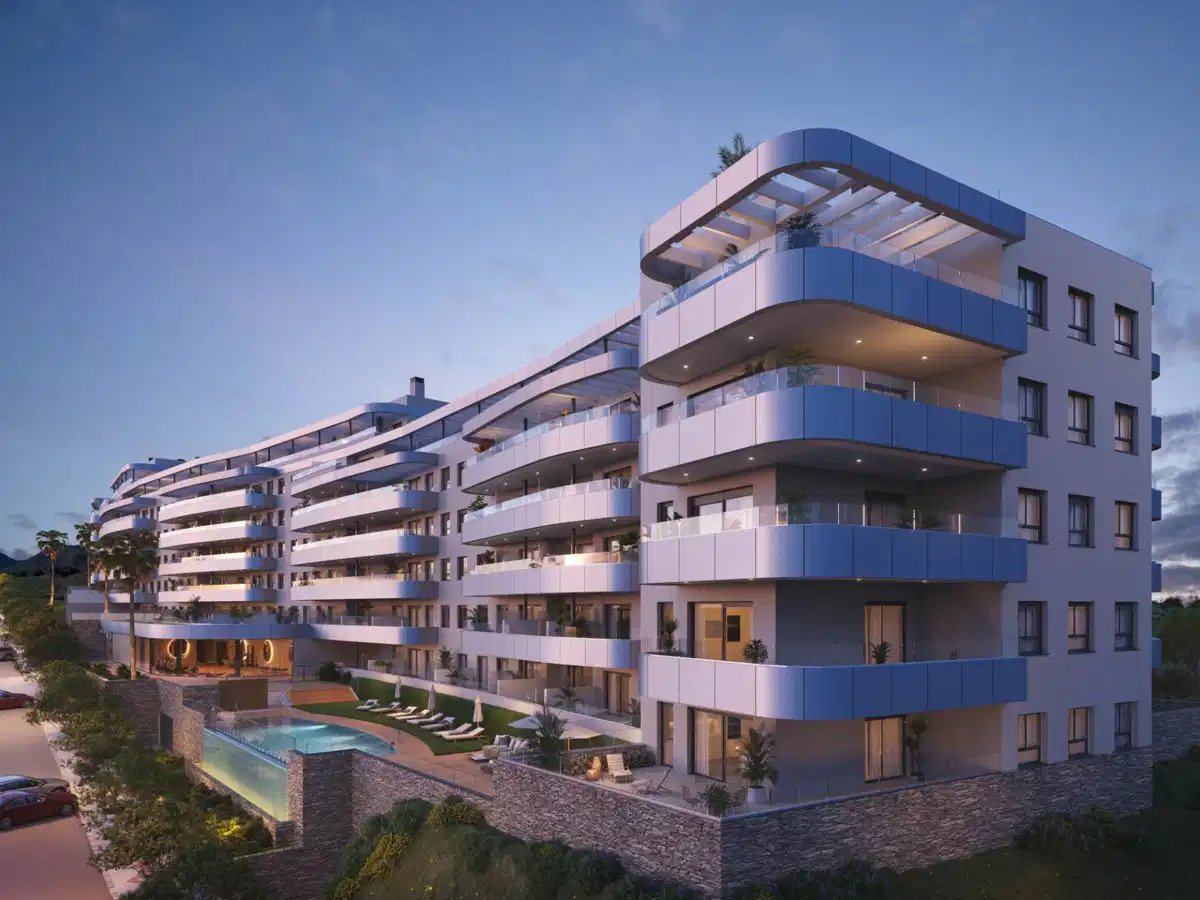 4-Bedroom, 2-Bathroom Apartment with Panoramic Terraces and Premium Amenities in Torremolinos