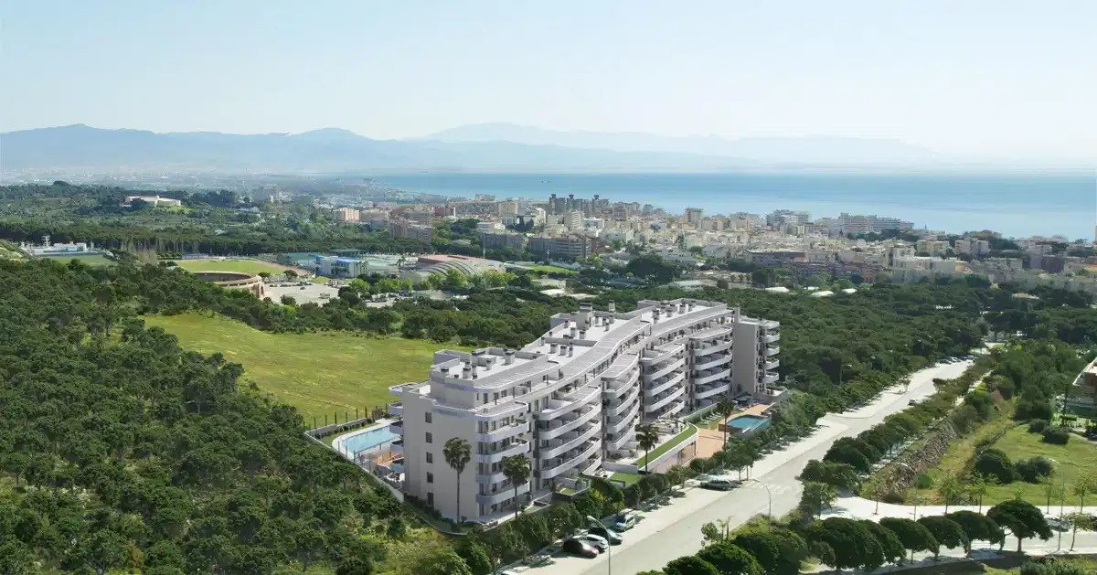 4-Bedroom, 2-Bathroom Apartment with Panoramic Terraces and Premium Amenities in Torremolinos