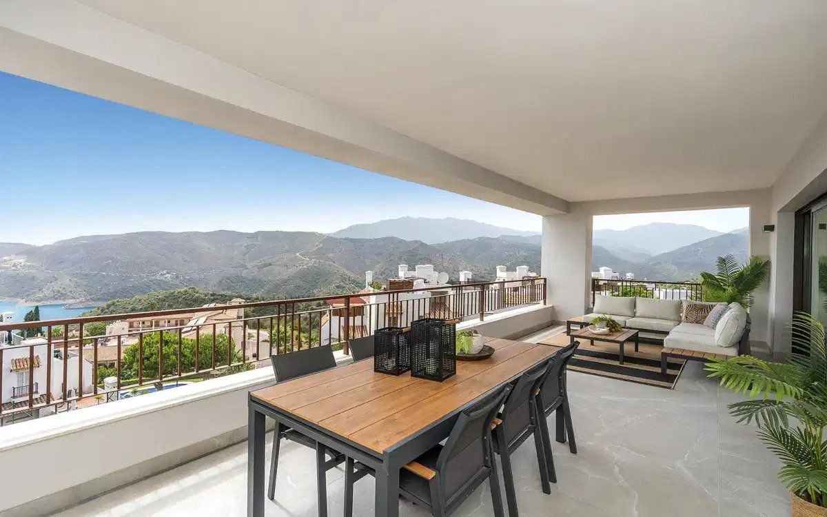 3-Bedroom, 2-Bathroom Penthouse with Panoramic Views in Istán near Marbella