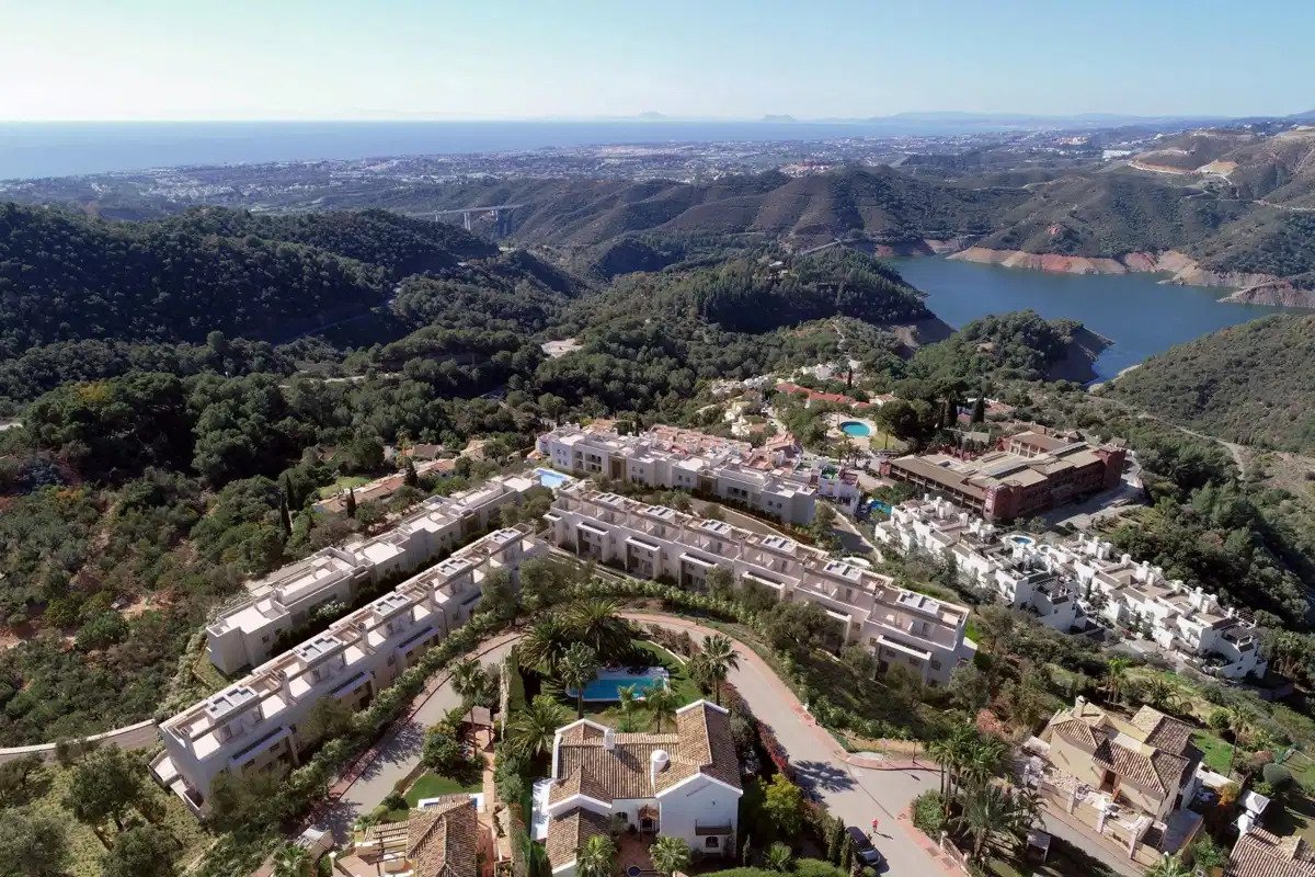 3-Bedroom, 2-Bathroom Penthouse with Panoramic Views in Istán near Marbella