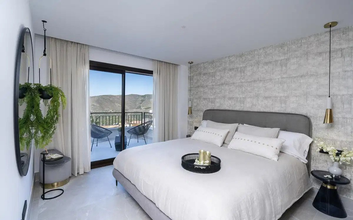 3-Bedroom, 2-Bathroom Penthouse with Panoramic Views in Istán near Marbella