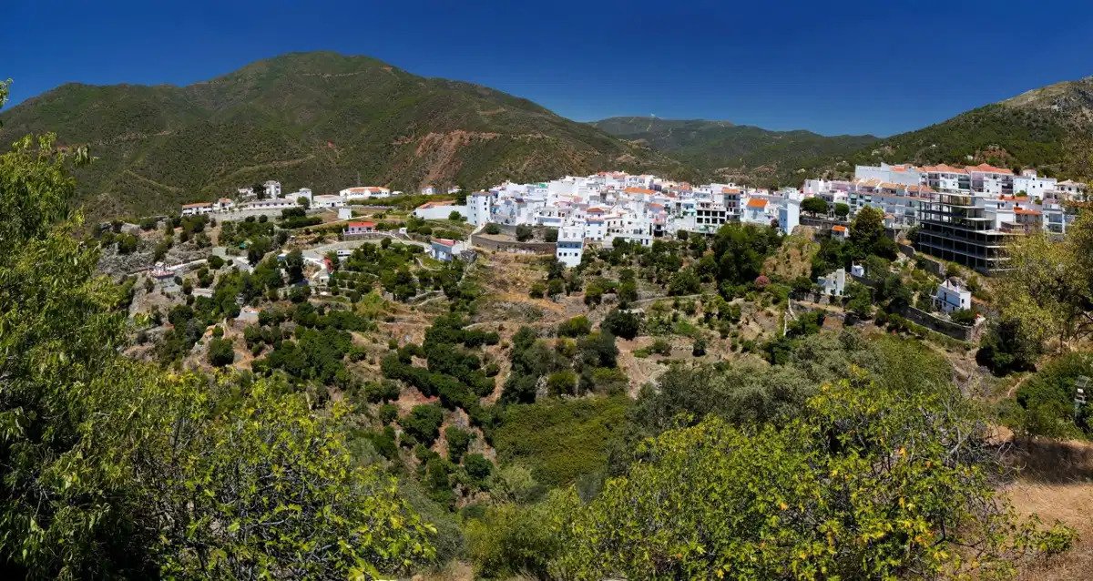 3-Bedroom, 2-Bathroom Penthouse with Panoramic Views in Istán near Marbella