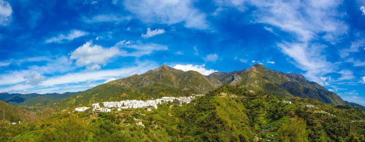 3-Bedroom, 2-Bathroom Penthouse with Panoramic Views in Istán near Marbella