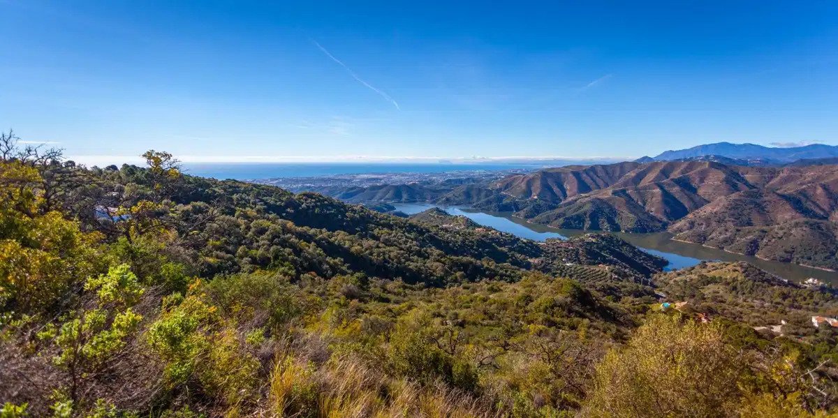 3-Bedroom, 2-Bathroom Penthouse with Panoramic Views in Istán near Marbella