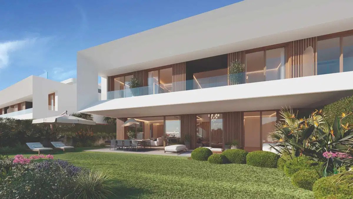 4-Bedroom, 4-Bathroom Modern Townhouse in El Paraíso with Private Garden, Gym and Spa