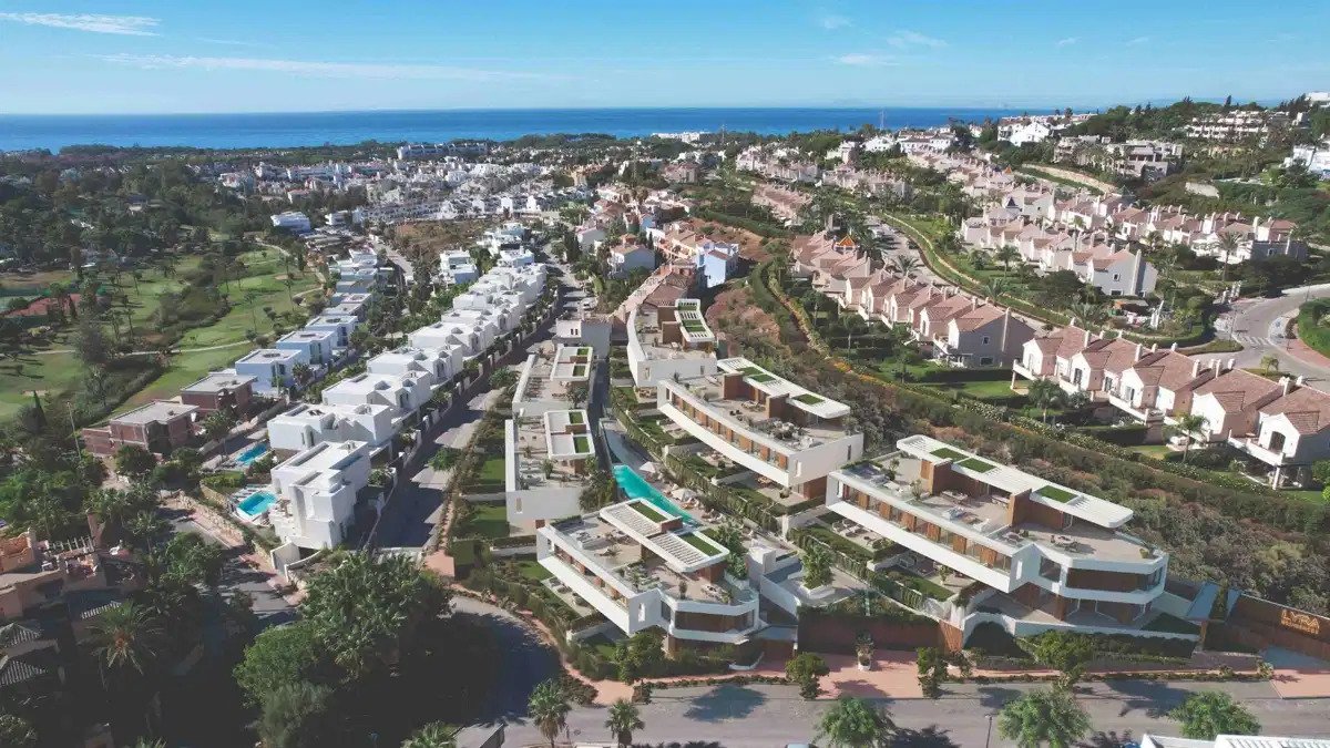 4-Bedroom, 4-Bathroom Modern Townhouse in El Paraíso with Private Garden, Gym and Spa