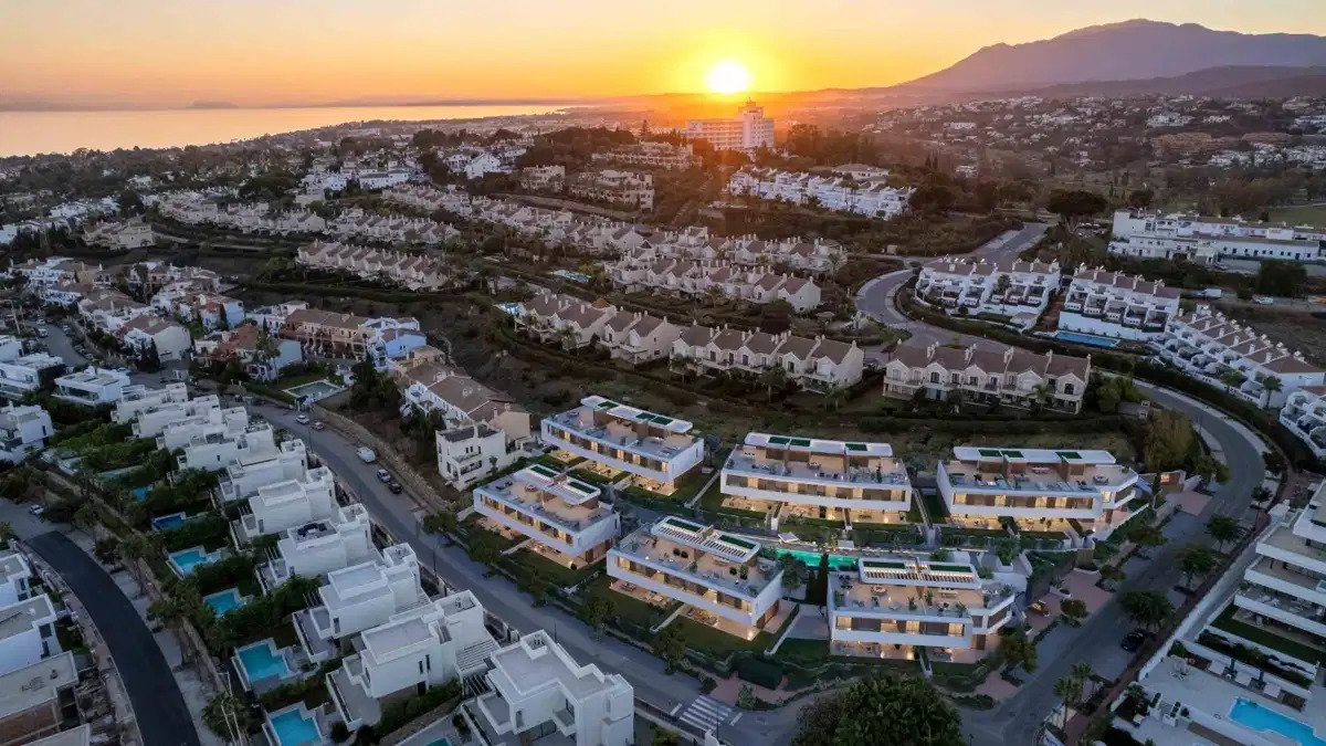 4-Bedroom, 4-Bathroom Modern Townhouse in El Paraíso with Private Garden, Gym and Spa