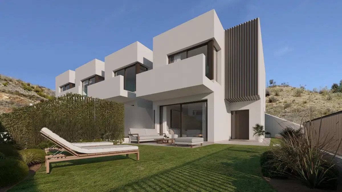 4-Bedroom, 3-Bathroom Townhouse with Private Garden and Sea Views in Rincón de la Victoria