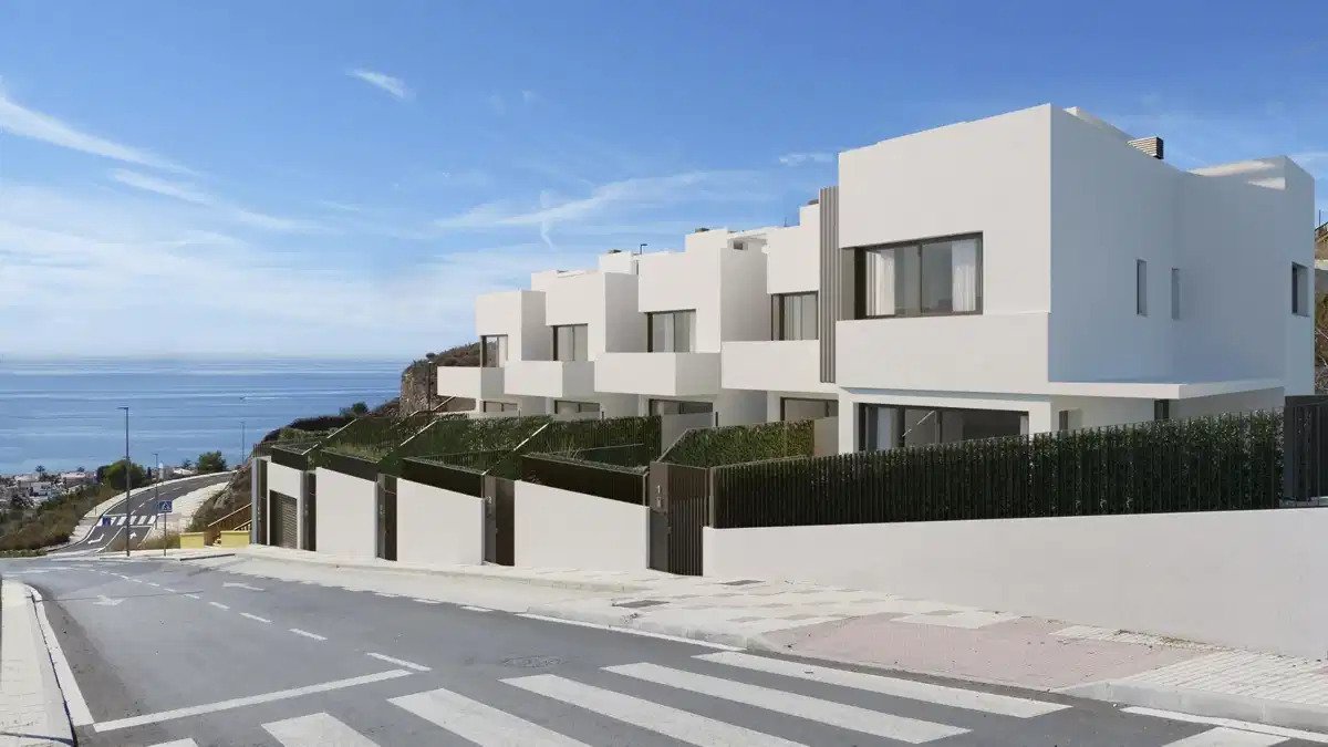 4-Bedroom, 3-Bathroom Townhouse with Private Garden and Sea Views in Rincón de la Victoria