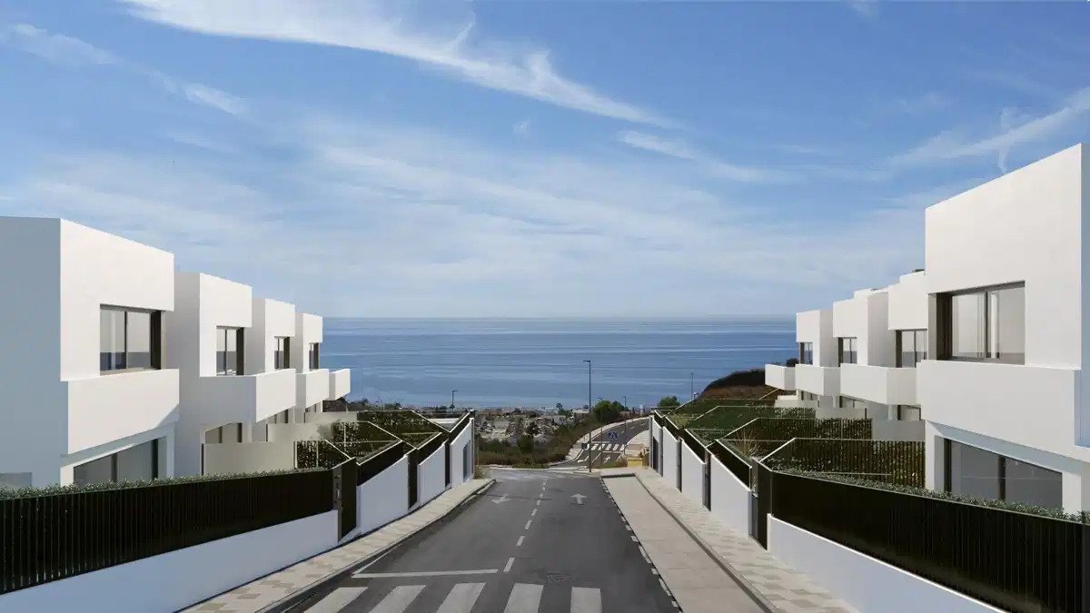 4-Bedroom, 3-Bathroom Townhouse with Private Garden and Sea Views in Rincón de la Victoria