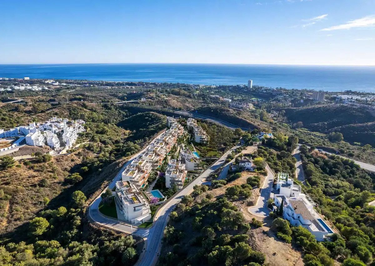 2-Bedroom, 2-Bathroom Apartment with Expansive Terraces and Sea Views in Altos de los Monteros